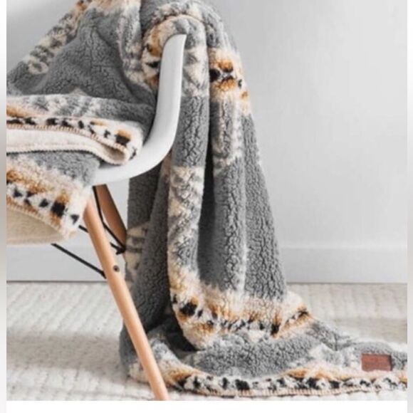 NWT!! Pendleton Crossroads Aztec Sherpa Throw!! - Picture 2 of 11